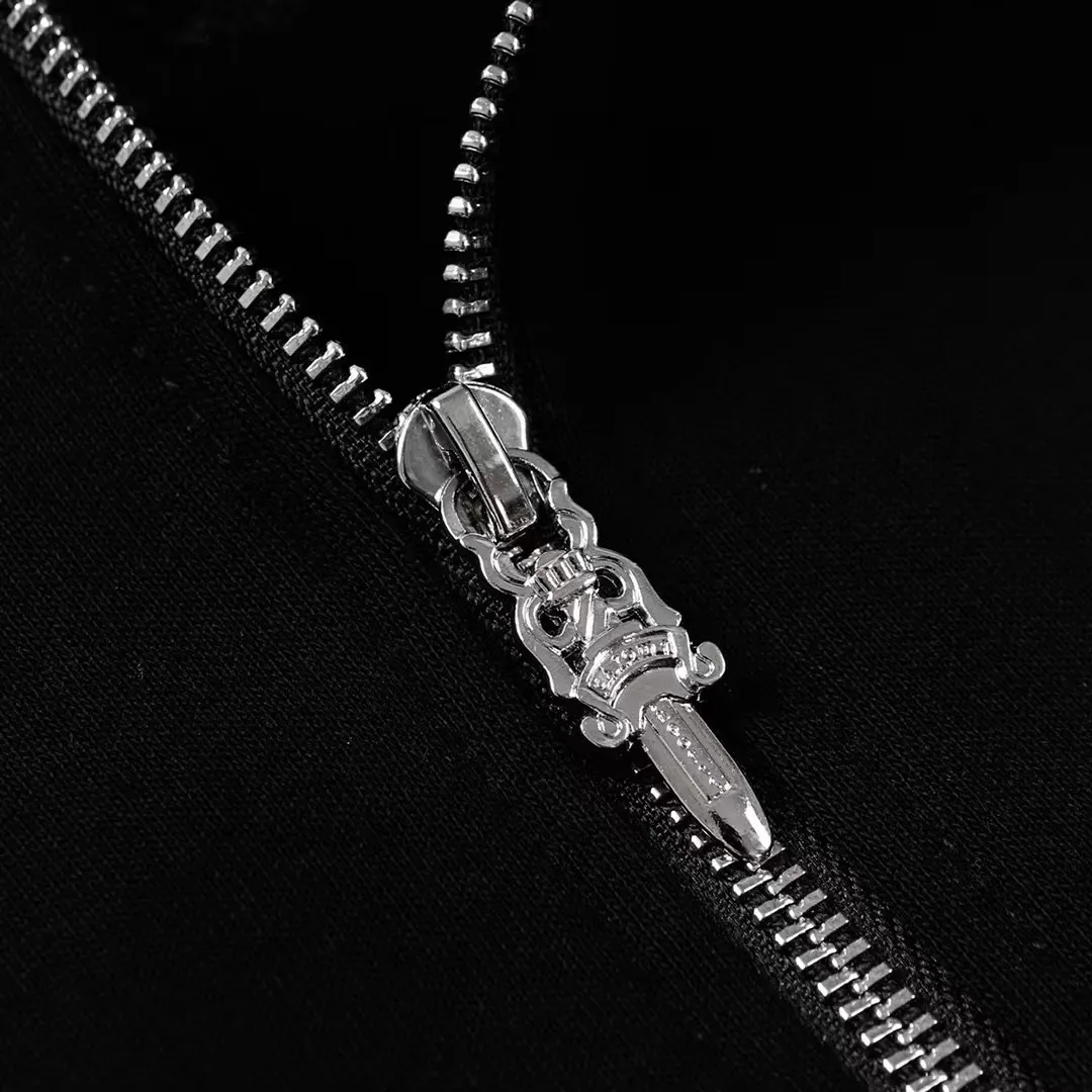 P240 Cross-border running quantity model, please do not place an order if you are pursuing quality - Chrome Hearts/Chrome Hearts 23ss scroll horseshoe print zipper sweatshirt cardigan jacket - High weight, high density and high quality. The wool is soft, delicate and skin-friendly. It feels soft and silky. It has excellent warmth and skin-friendly properties. - Custom-woven and dyed, no color difference. No matter the fabric or workmanship details, it beats the ordinary version on the market. - Hardware and zipper accessories are all customized, full of details - Color: black white -Size: S M L XL